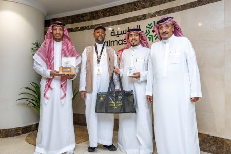 استعدادًا لموسم الحج...بدء تسليم بطاقات "نسك" للحجاج و«مشارق الماسية» أول من تسلّمها