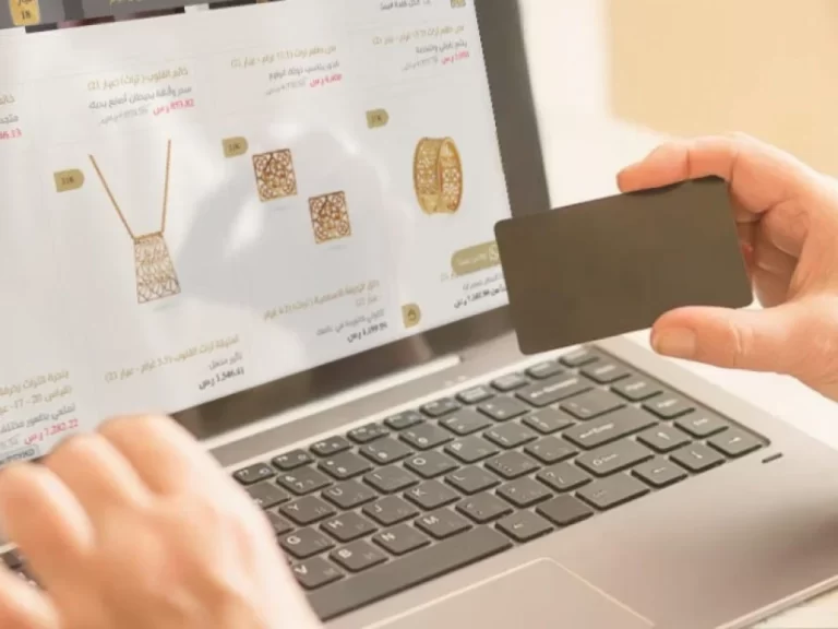 خبراء يحذرون من مخاطر شراء الذهب عبر الإنترنت