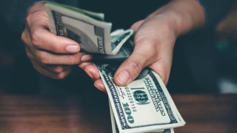 تراجع جديد لسعر الدولار أمام الجنيه بمنتصف تعاملات اليوم