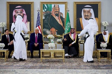 السعودية توقع اتفاقيات بـ300 مليار دولار مع أمريكا