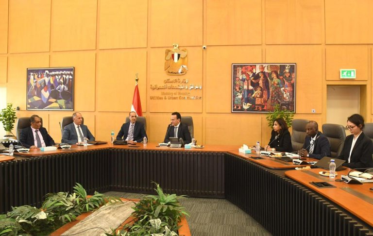 «الإسكان» تناقش الاستعداد لإطلاق الاستراتيجية الوطنية للمدن الجديدة الذكية