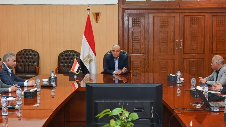 وزير الري يتابع حالة المنظومة المائية وتطهيرات الترع والاستعداد لفترة أقصى الإحتياجات المائية
