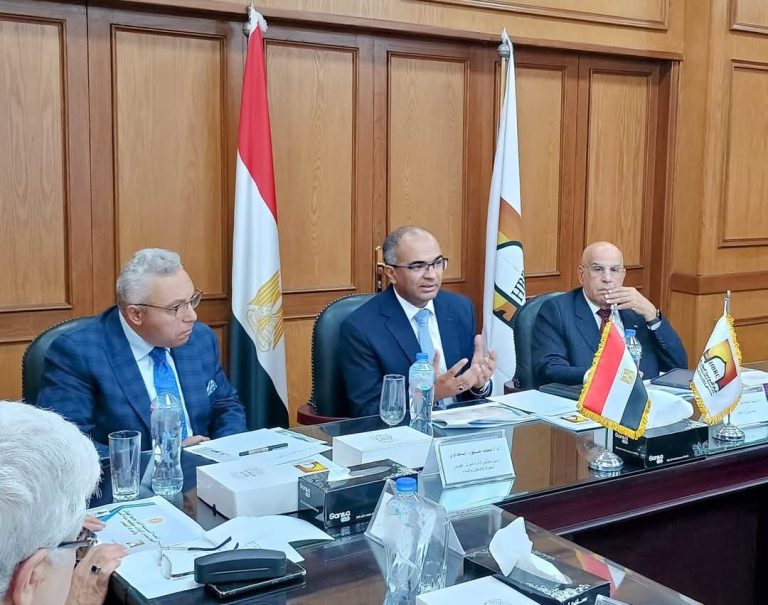نائب وزير الإسكان يعقد اجتماعًا موسعًا مع اللجنة التنسيقية العليا لتحديث منظومة أكواد مياه الشرب والصرف الصحي