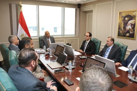 وزير الكهرباء يجتمع بمسئولي شركة "ساى شيلد" لمتابعة مجريات تشغيل منظومة الشحن الموحد وقاعدة البيانات المؤمنة للعدادات في شركات توزيع الكهرباء