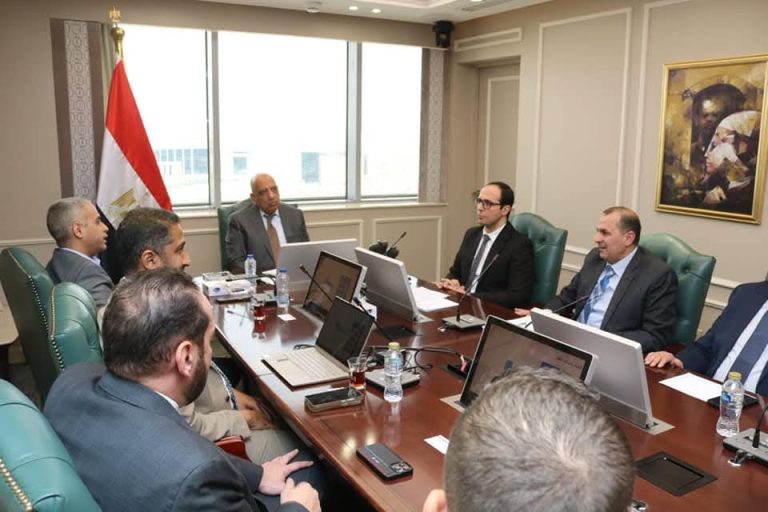 وزير الكهرباء يجتمع بمسئولي شركة "ساى شيلد" لمتابعة مجريات تشغيل منظومة الشحن الموحد وقاعدة البيانات المؤمنة للعدادات في شركات توزيع الكهرباء