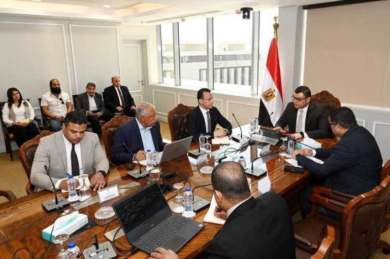 وزير الإسكان يعقد اجتماعًا لمتابعة الموقف التنفيذي لـ"حدائق تلال الفسطاط"