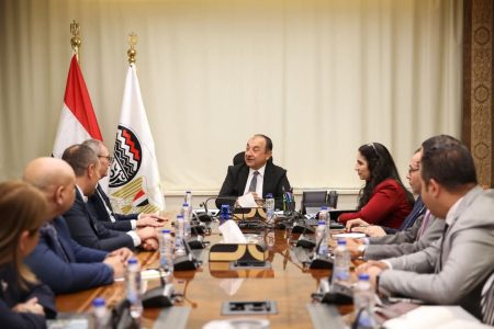 وزير قطاع الأعمال العام يبحث مع مجموعة شاهينلر القابضة التركية فرص التعاون والاستثمار