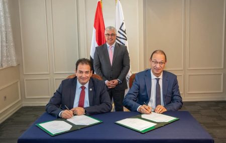 رئيس اقتصادية قناة السويس يشهد توقيع مشروع لإنتاج مواد التعبئة والتغليف مع "شركة التنمية الرئيسية"