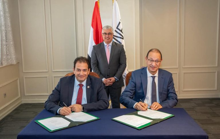 رئيس اقتصادية قناة السويس يشهد توقيع مشروع لإنتاج مواد التعبئة والتغليف مع "شركة التنمية الرئيسية"