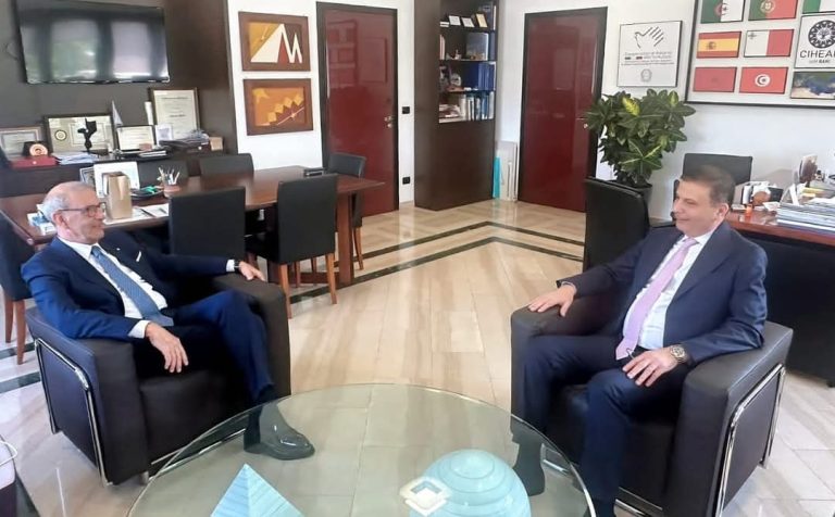 وزير الزراعة يبحث مع مدير معهد سيام باري في إيطاليا تعزيز التعاون في مجال البحث العلمي الزراعي