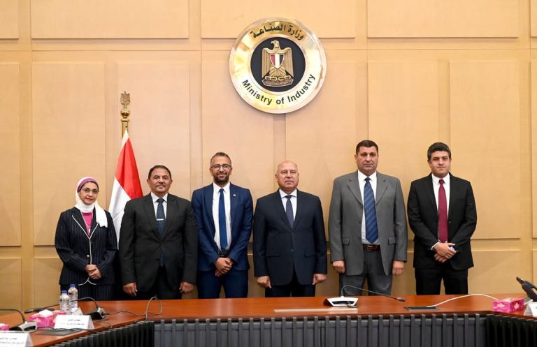 نائب وزير الصناعة والنقل يشهد توقيع عقد تنفيذ أعمال البنية الأساسية لمشروع إعادة تأهيل ترام الرمل