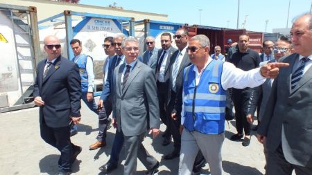 رئيس مصلحة الجمارك.. فى جولة ميدانية بميناءي الإسكندرية والدخيلة