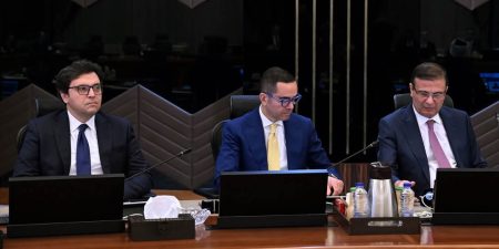 وزير الاستثمار والتجارة الخارجية يقدّم عرضًا بشأن إعداد خريطة استثمارية وطنية شاملة