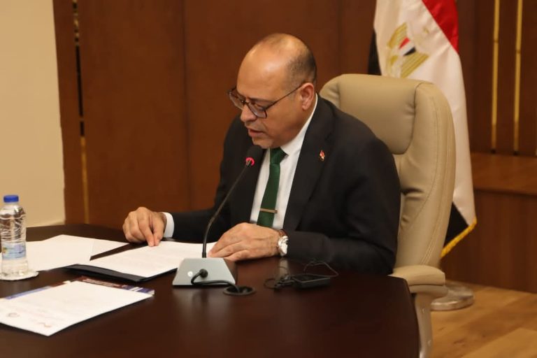 وزير العمل يوجه بمتابعة حالة ضحايا انقلاب سياره نقل بالمنوفية