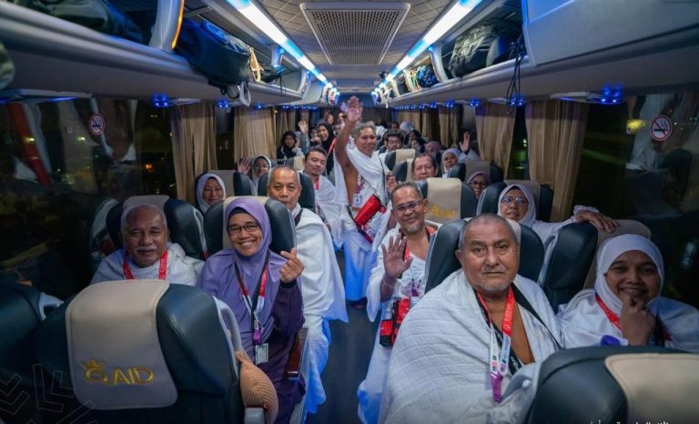 وسط احتفالية نظمتها الماسية لخدمات الحجاج.. بدء توافد طلائع الحجاج إلى مكة المكرمة والمدينة المنورة بوصول حجاج ماليزيا