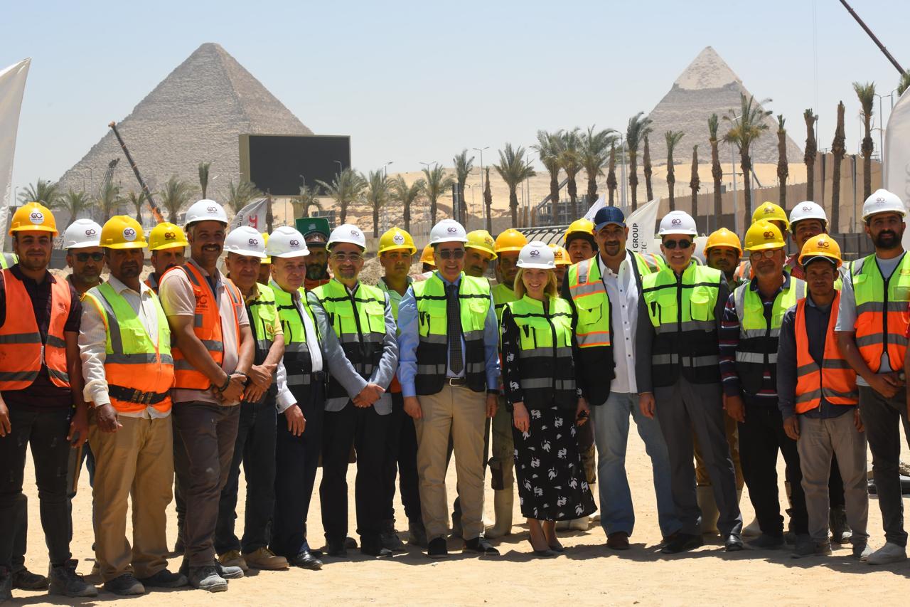 بالصور.. زيارة ميدانية لرئيسي أبوظبي للاستثمارات السياحية ومجموعة أكور العالمية لموقع مشروع فندق “سوفيتل ليجند - الأهرامات”
