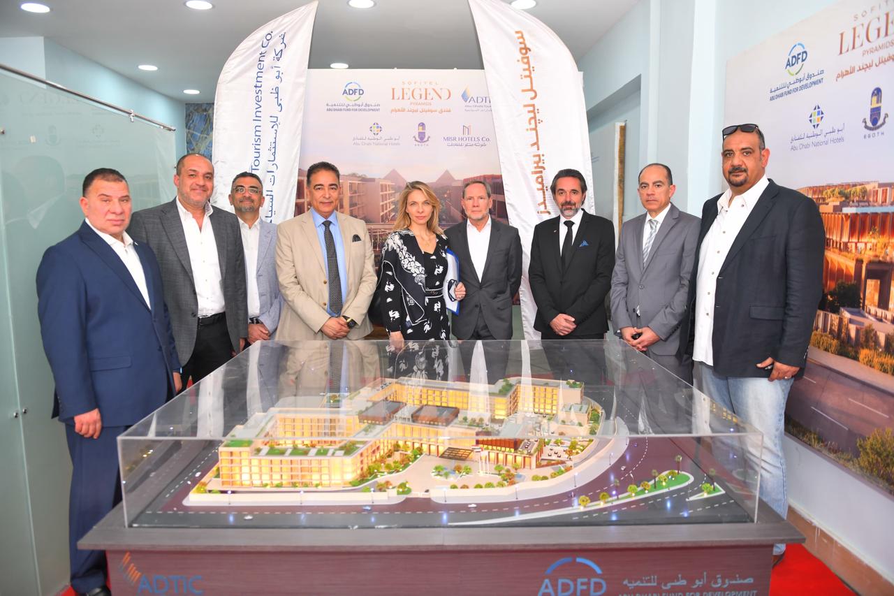 بالصور.. زيارة ميدانية لرئيسي أبوظبي للاستثمارات السياحية ومجموعة أكور العالمية لموقع مشروع فندق “سوفيتل ليجند - الأهرامات”