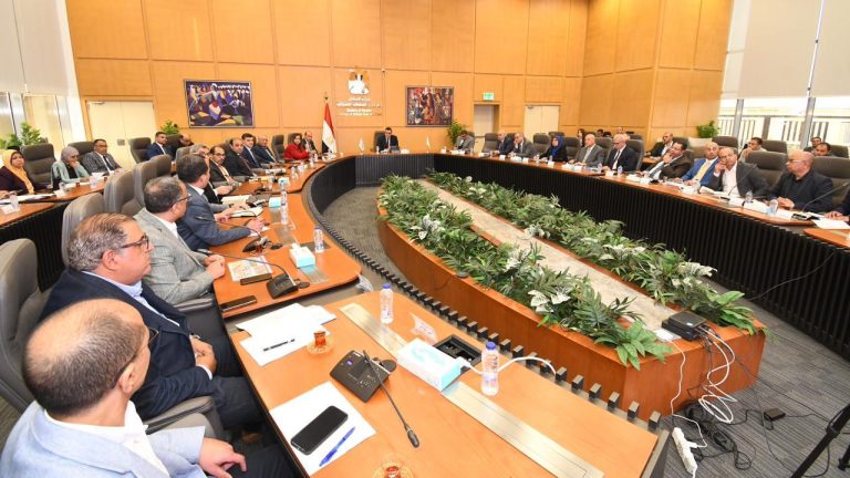 وزير الإسكان يعقد اجتماعه الدوري لمتابعة المشروعات السكنية بعددٍ من المدن الجديدة