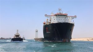 قاطرات الإنقاذ بقناة السويس تنجح في التعامل مع سفينة تعرضت لعطل فني