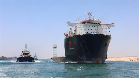 قاطرات الإنقاذ بقناة السويس تنجح في التعامل مع سفينة تعرضت لعطل فني