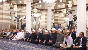 وزير الأوقاف يختتم صلاة الجمعة بحلقة دعاء لمصر