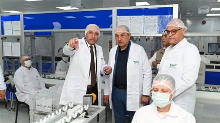 وزير قطاع الأعمال يزور شركة النصر للكيماويات الدوائية بالقليوبية