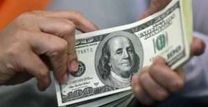 تراجع الدولار في البنوك بمنتصف التعاملات