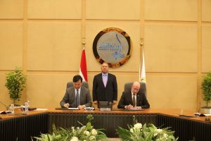 وزير الصناعة والنقل يشهد توقيع عقد بناء سفينتين جديدتين من سفن الصب الجاف العملاقة من طراز KAMSARMAX بين شركة الملاحة الوطنية وترسانة هانتونج الصينية