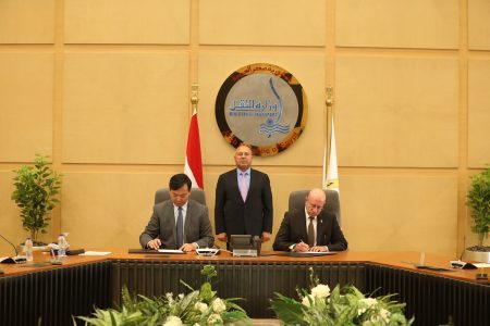 وزير الصناعة والنقل يشهد توقيع عقد بناء سفينتين جديدتين من سفن الصب الجاف العملاقة من طراز KAMSARMAX بين شركة الملاحة الوطنية وترسانة هانتونج الصينية