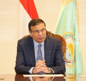 وزير الزراعة يطمئن على حالة مسئول حماية الأراضي بسوهاج بعد الاعتداء عليه