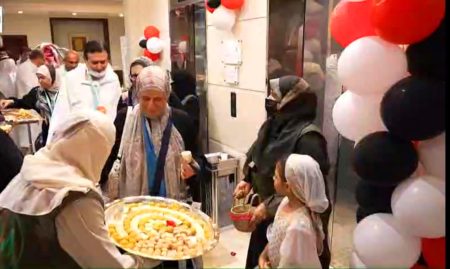 مع اقتراب موعد تصعيدهم الي عرفات :" المطوفين " يبدأون مراسم استقبال حجاج الخمس نجوم