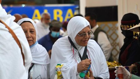 توافد حجاج السياحة "5 نجوم" إلى مشعر منى استعدادًا للتصعيد إلى عرفات