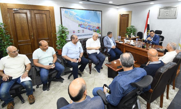 وزير الإسكان يتابع مشروعات مركز مارينا العلمين السياحي