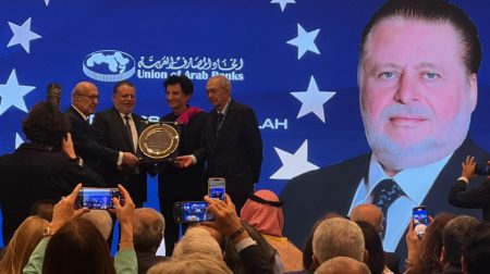 حسن عبدالله يتسلم جائزة محافظ العام 2025 من اتحاد المصارف العربية