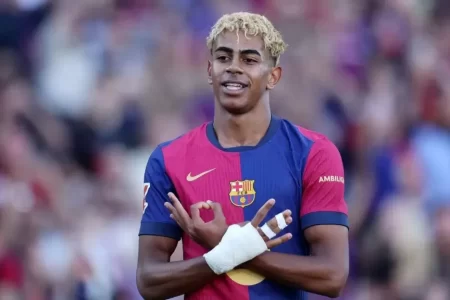 لامين يامال يتسلم القميص رقم 10 في برشلونة ويجدد عقده حتى 2031: "سأواصل إرث ميسي ورونالدينيو"