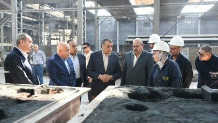 جولة مفاجئة لوزير الإنتاج الحربي بمصنع 99