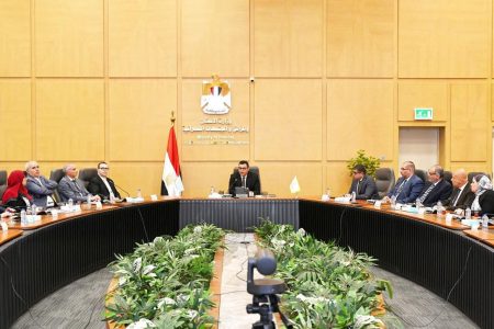 وزير الإسكان يتابع موقف توفيق الأوضاع بالأراضي المنضمة لأحوزة عددٍ من المدن الجديدة