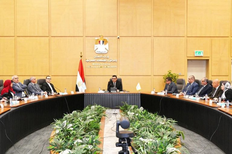 وزير الإسكان يتابع موقف توفيق الأوضاع بالأراضي المنضمة لأحوزة عددٍ من المدن الجديدة