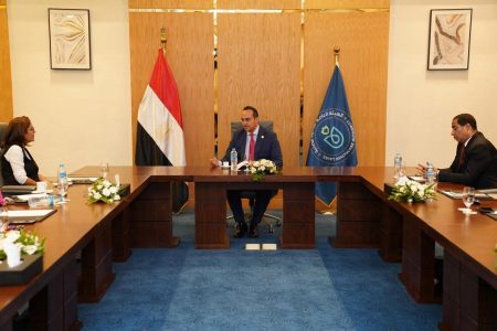 نحو مركز إقليمي متقدم.. بحث التعاون مع نوفارتس لتطوير مركز أورام أسوان وتعزيز الشراكة البحثية