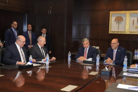 وزير العمل ومحافظ الأسكندرية يفتتحان ندوة تثقيفية للتوعية بمواد قانون العمل الجديد