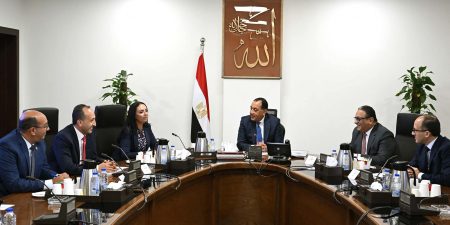 رئيس الوزراء يُتابع مع وزيرة التضامن الاجتماعي ملفات عمل الوزارة