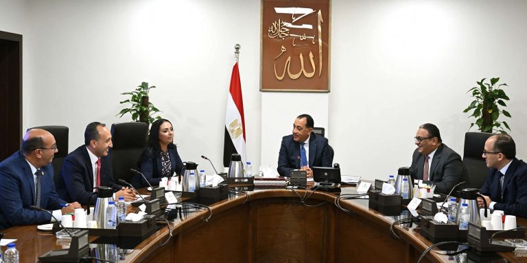 رئيس الوزراء يُتابع مع وزيرة التضامن الاجتماعي ملفات عمل الوزارة