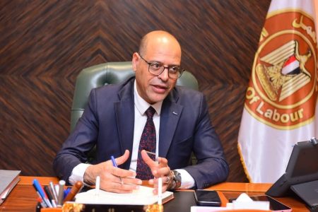 وزير العمل: لن يتم السماح بعمل أي أجنبي بدون ترخيص.. ونهيب بالشركات والوافدين بتقنين الأوضاع