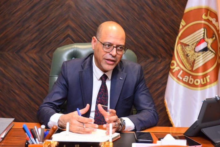 وزير العمل: لن يتم السماح بعمل أي أجنبي بدون ترخيص.. ونهيب بالشركات والوافدين بتقنين الأوضاع