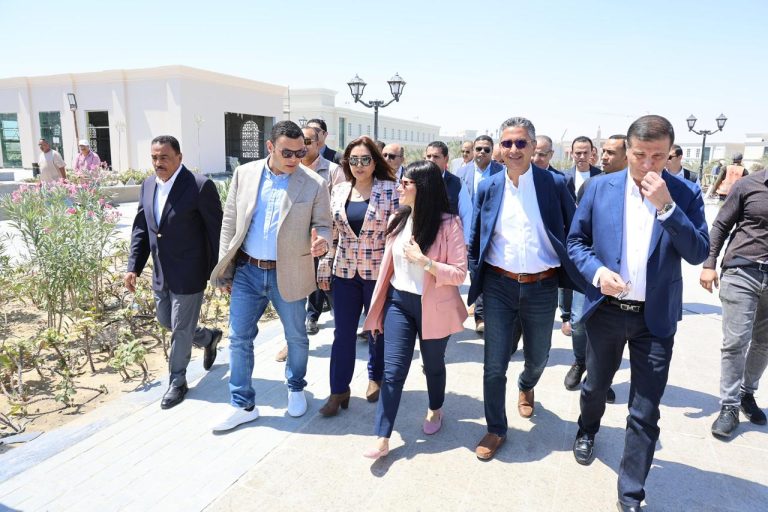 وزير الإسكان يصطحب 5 وزراء في جولة تفقدية بالمدينة التراثية بالعلمين الجديدة