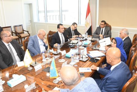 وزير الإسكان يتابع مستجدات إنشاء وحدتي "تنظيم السوق العقارية" و"تصدير العقار المصري" بهيئة المجتمعات العمرانية