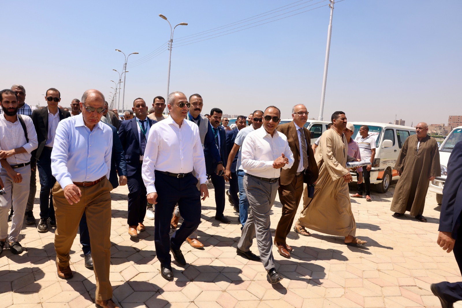 رئيس البنك الزراعي المصري ومحافظ المنيا يوقعان بروتوكول تعاون لتمويل المنتفعين بأراضي أملاك الدولة ويشهدان تسليم 130 سيارة ميكروباص لتوفير خدمة نقل آمنه لمواطني المحافظة