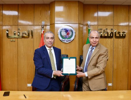رئيس البنك الزراعي المصري ومحافظ المنيا يوقعان بروتوكول تعاون لتمويل المنتفعين بأراضي أملاك الدولة ويشهدان تسليم 130 سيارة ميكروباص لتوفير خدمة نقل آمنه لمواطني المحافظة