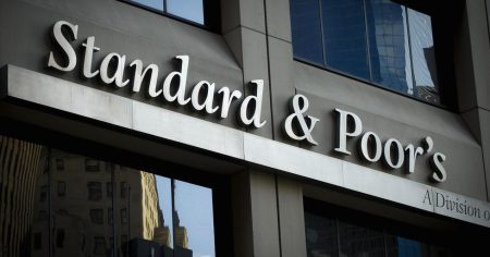 ستاندرد آند بورز ترفع تصنيف باكستان الائتماني إلى B- مدعومًا بتحسن مالي ونمو متوقع
