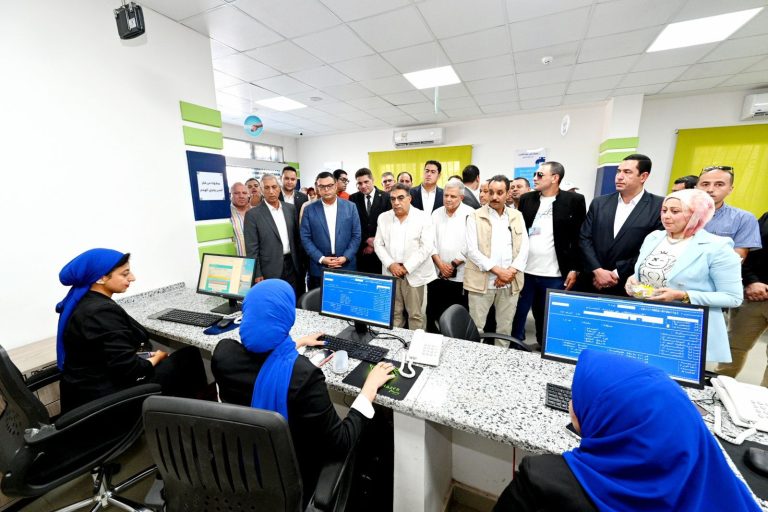 وزير الإسكان يفتتح مركز خدمة عملاء شركة مياه الشرب والصرف الصحي بنبروه في الدقهلية